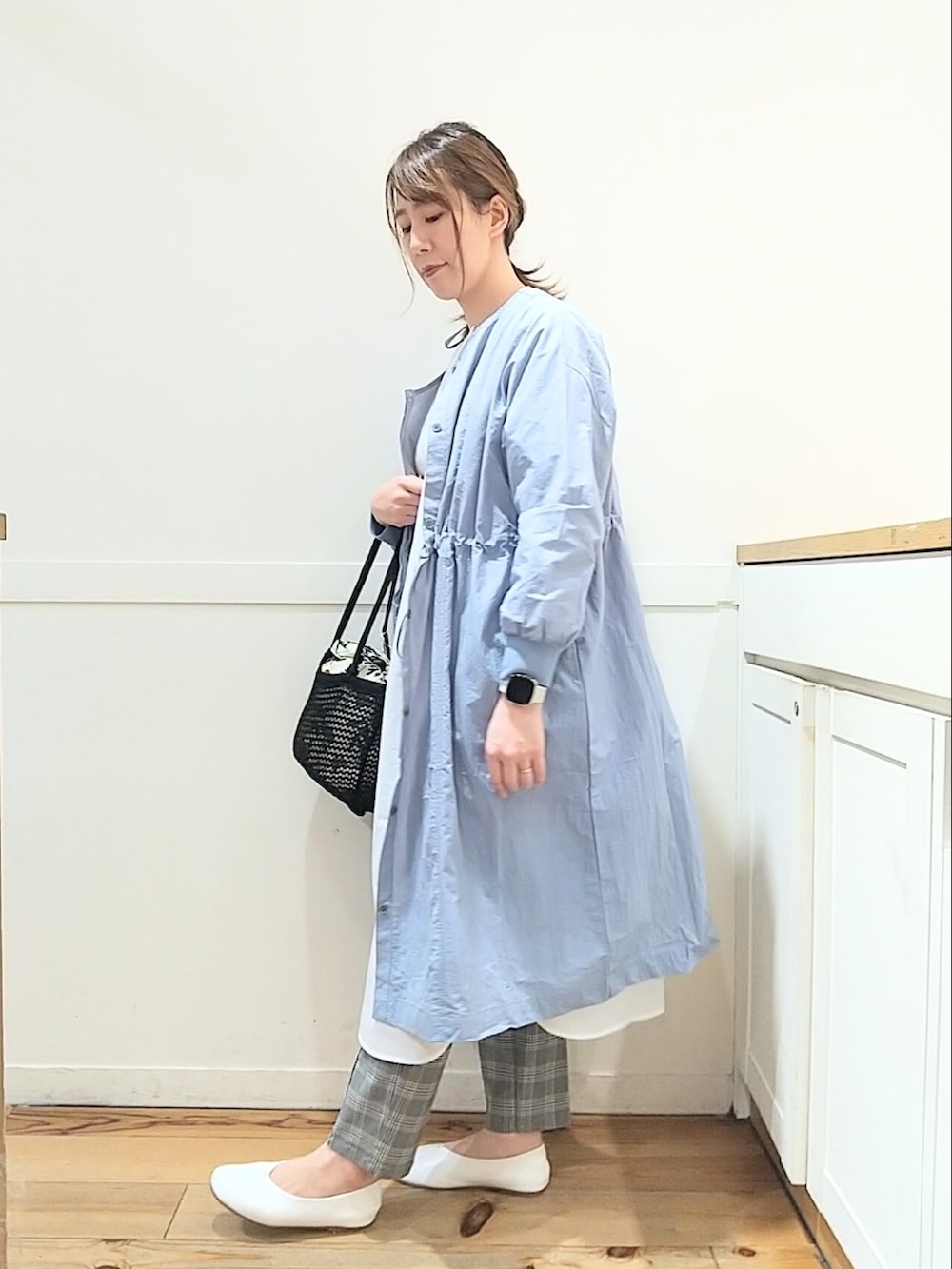 ホワイト系のワンピース、ブルー系のその他アウター、ブラック系のトートバッグを着用したレディースの春コーディネートの2枚目の写真