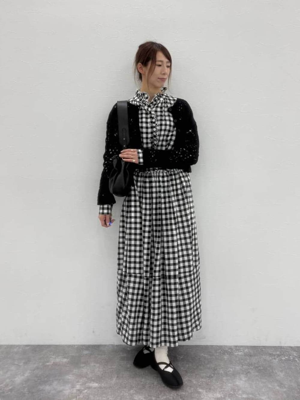 ブラック系のトートバッグ、ブラック系のバレエシューズ、ブラック系のカーディガン/ボレロを着用したレディースの春コーディネートの2枚目の写真