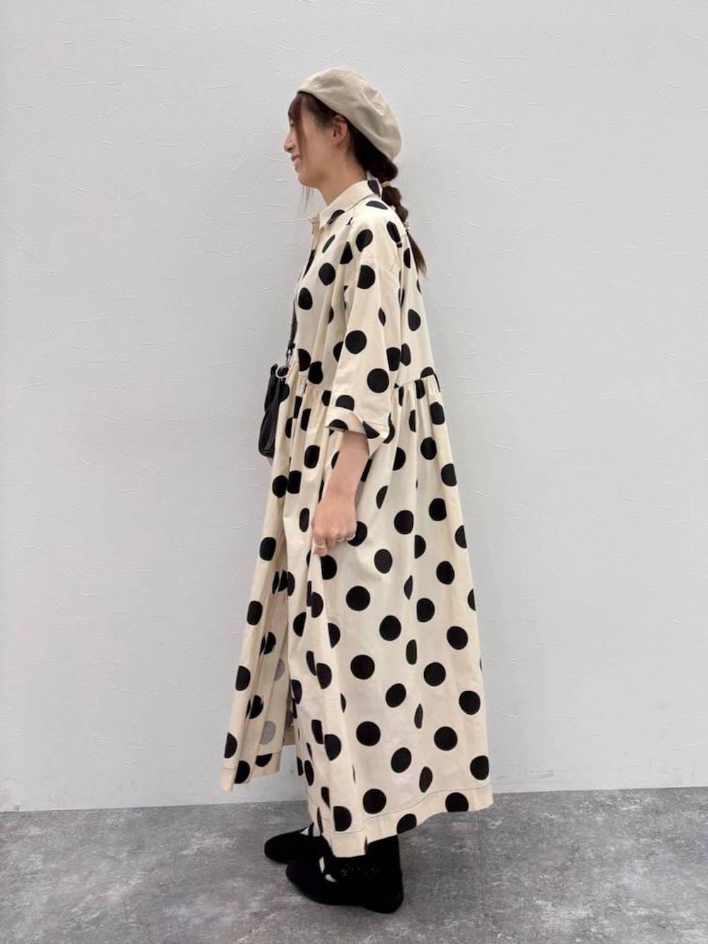 ブラック系のトートバッグ、ブラック系のバレエシューズ、ブラック系のその他パンツを着用したレディースの春コーディネートの3枚目の写真