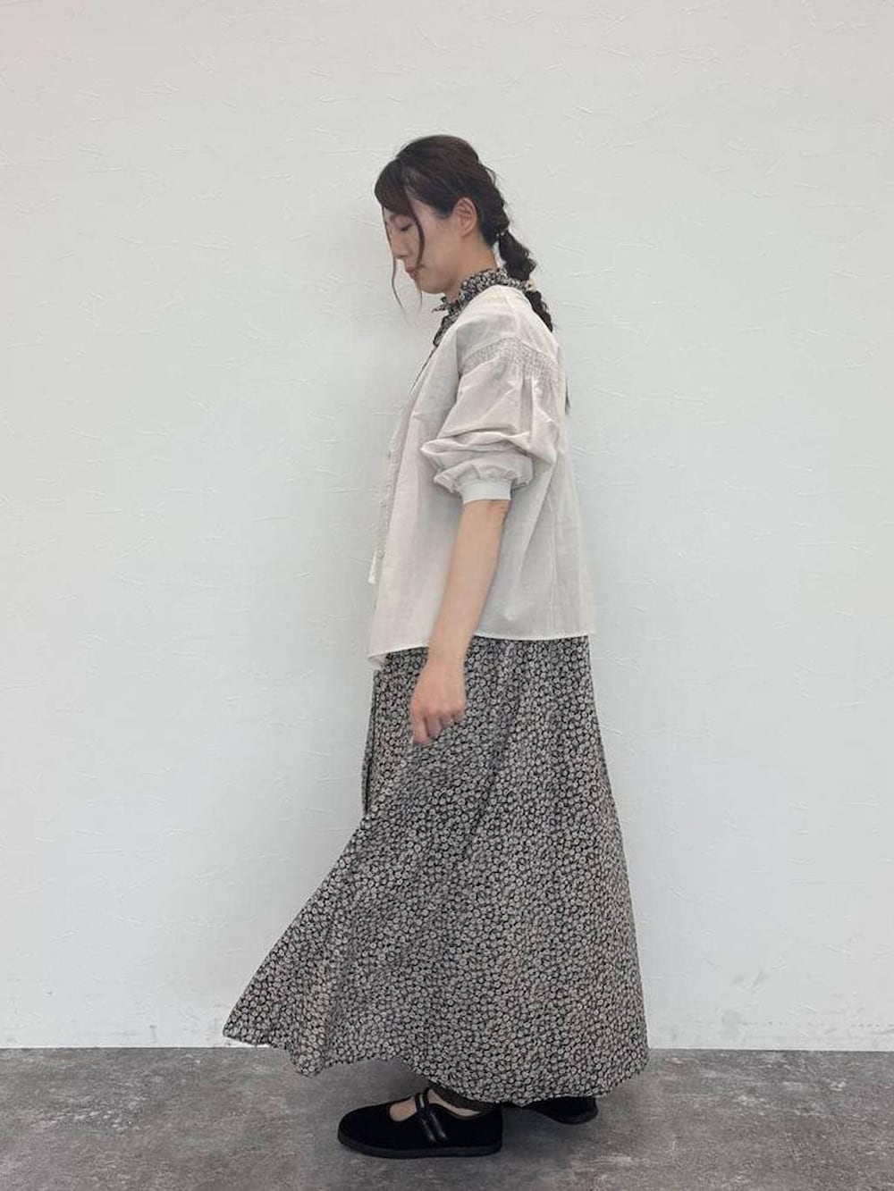 ブラック系のショルダーバッグ、グレー系のシャツ/ブラウス、グレー系のその他パンツを着用したレディースの秋コーディネートの3枚目の写真