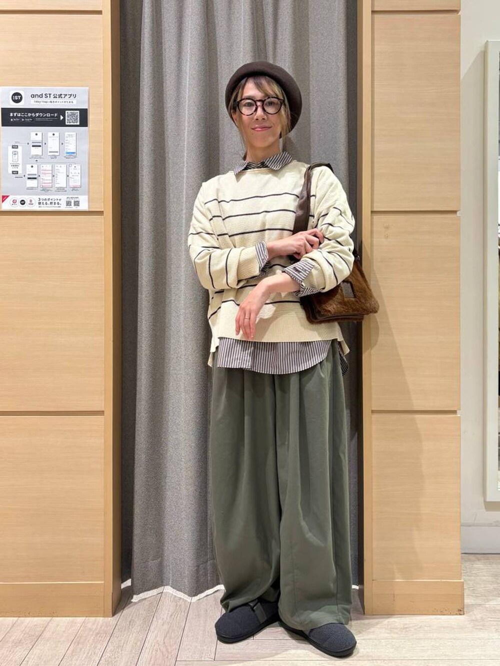 グリーン系のその他パンツ、その他のニット/セーター、その他のシャツ/ブラウスを着用したレディースの冬コーディネートの4枚目の写真