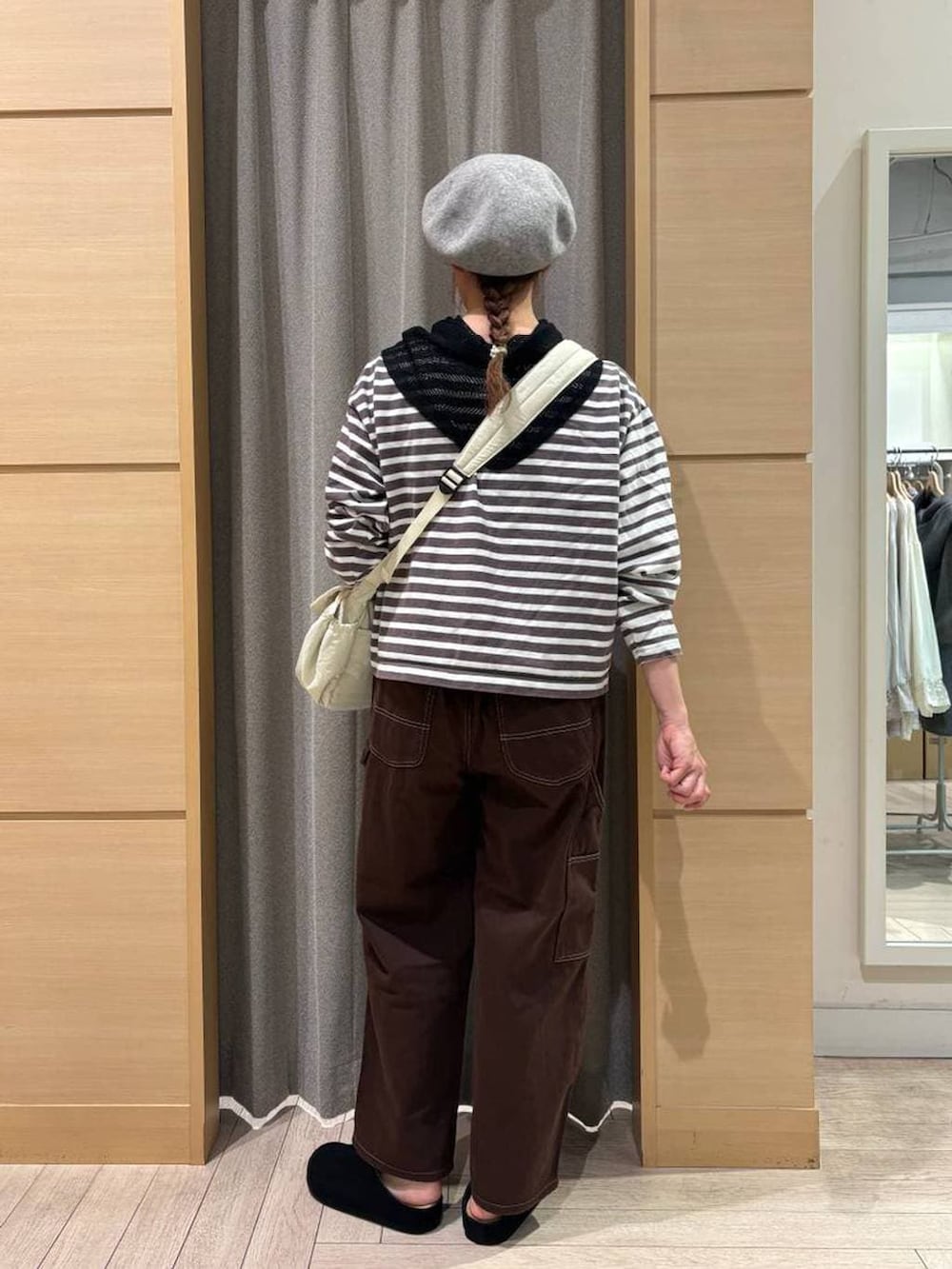 ベージュ系のショルダーバッグ、その他のTシャツ/カットソー、ブラウン系のその他パンツを着用したレディースの秋コーディネートの2枚目の写真