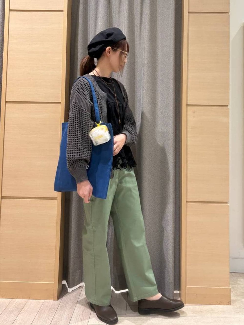 グリーン系のその他パンツ、ブラウン系のスリッポン、ブルー系のトートバッグを着用したレディースの春コーディネートの3枚目の写真