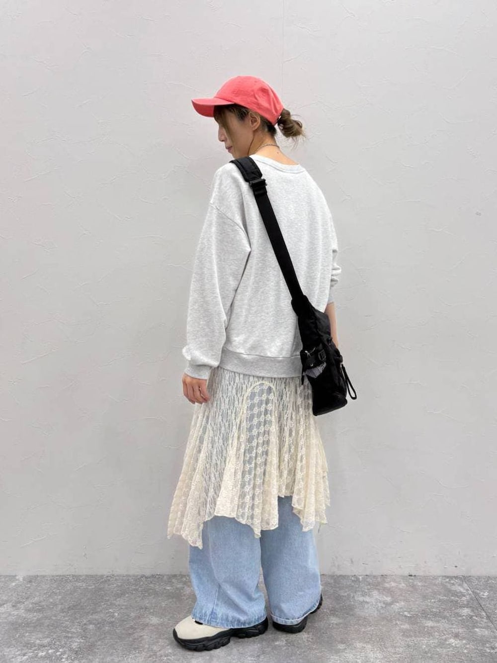 ホワイト系のスニーカー、グレー系のスウェット、ベージュ系のワンピースを着用したレディースの春コーディネートの3枚目の写真