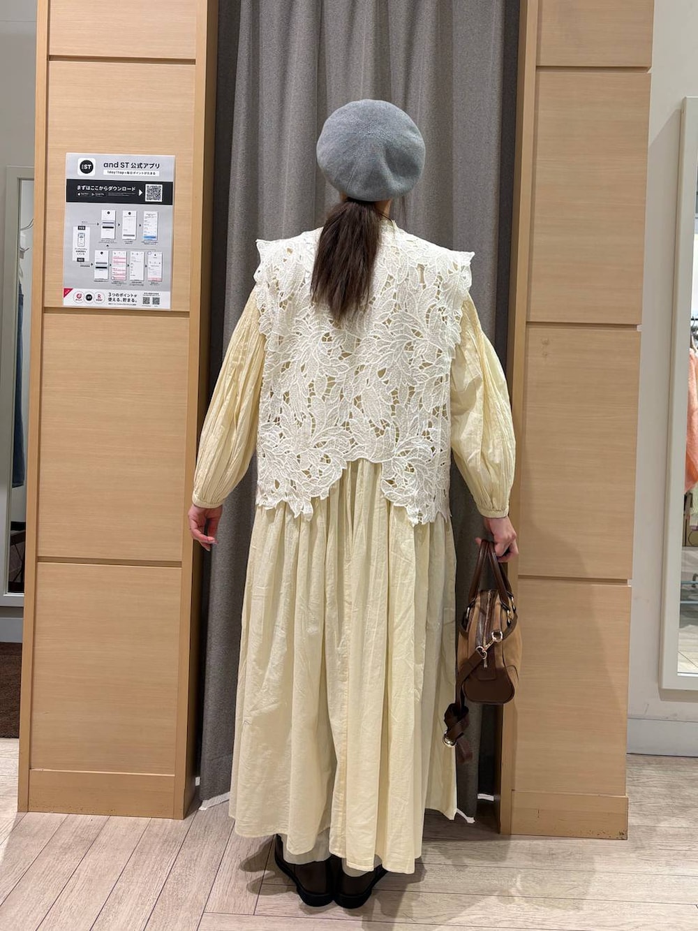 ブラウン系のショルダーバッグ、ベージュ系のワンピース、ベージュ系のその他パンツを着用したレディースの冬コーディネートの3枚目の写真