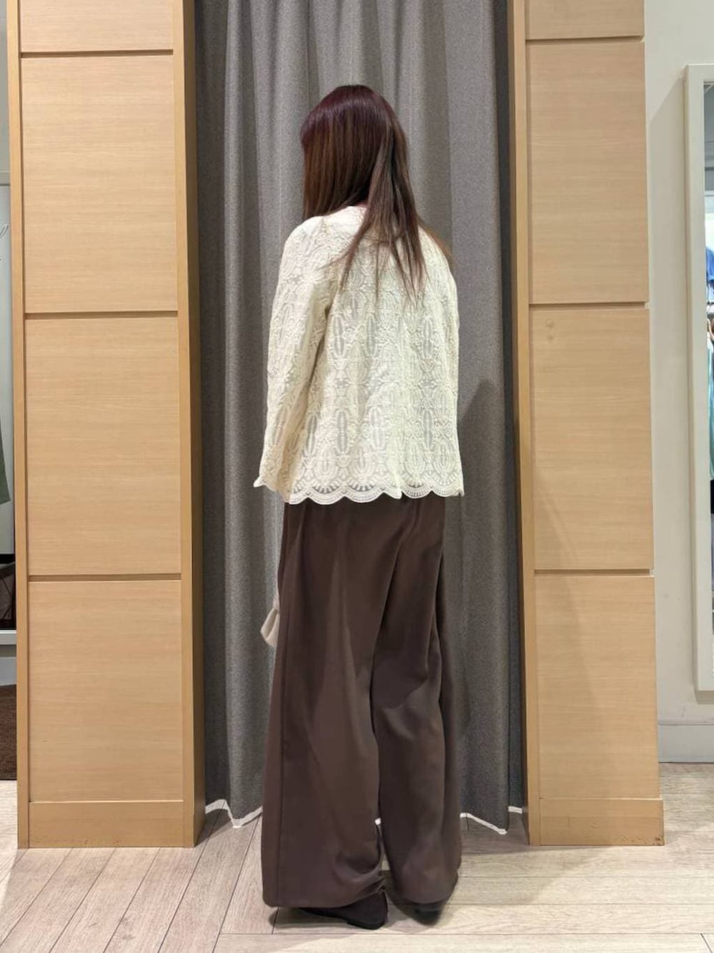 ホワイト系のTシャツ/カットソー、ブラウン系のその他シューズ、ブラウン系のその他パンツを着用したレディースの春コーディネートの2枚目の写真