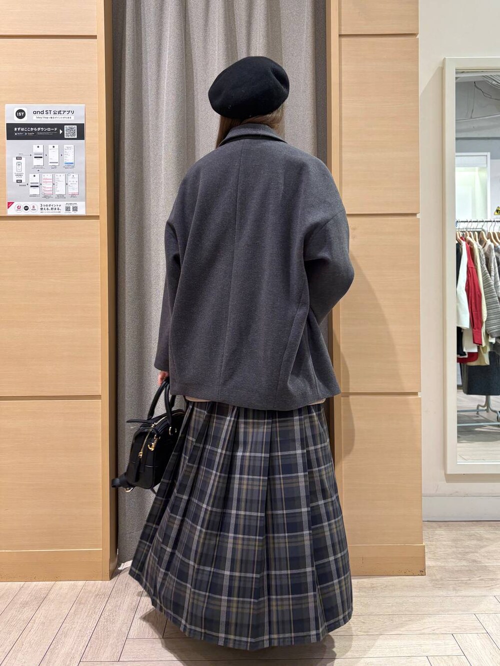 その他のニット/セーター、グレー系のベスト、グリーン系のスカートを着用したレディースの冬コーディネートの3枚目の写真