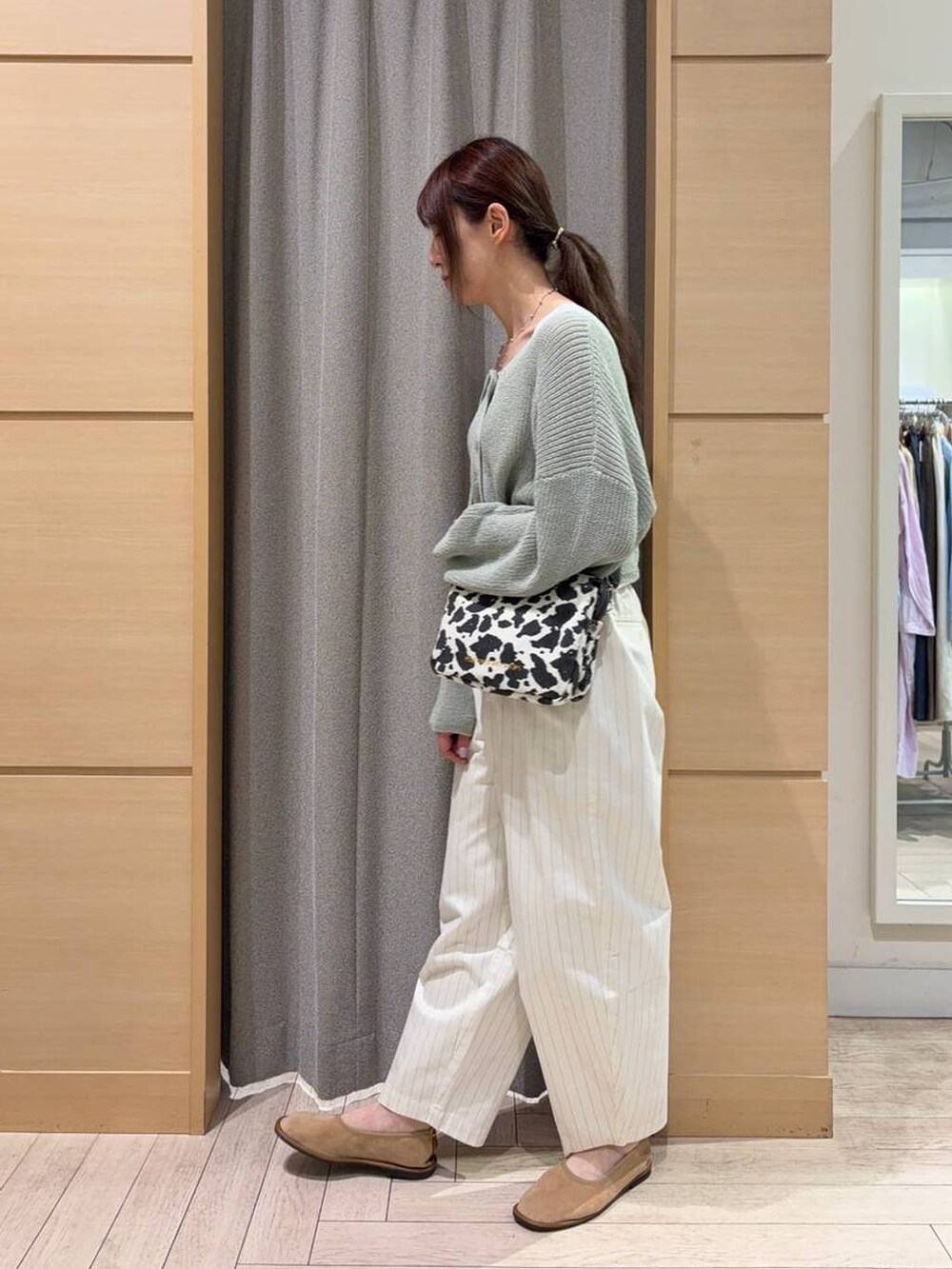 その他のその他パンツ、ベージュ系のパンプス、ホワイト系のタンクトップを着用したレディースの春コーディネートの2枚目の写真