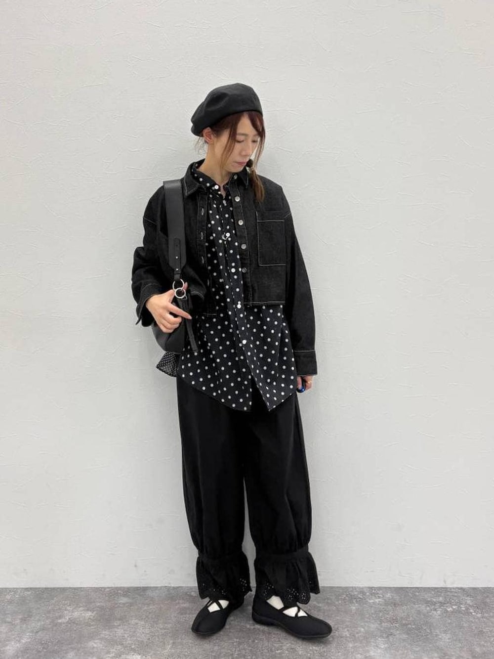 ブラック系のトートバッグ、ブラック系のバレエシューズ、その他のシャツ/ブラウスを着用したレディースの春コーディネートの3枚目の写真