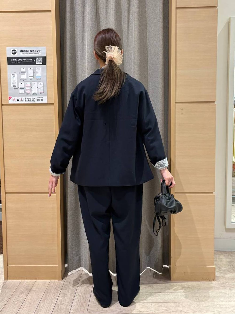 ホワイト系のシャツ/ブラウス、ブラック系のショルダーバッグ、ブルー系のその他パンツを着用したレディースの春コーディネートの3枚目の写真