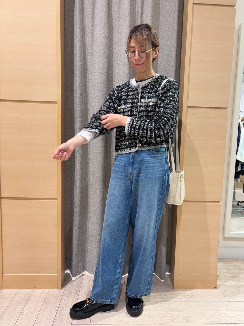 ブラック系のローファー、ブルー系のデニムパンツ、ブラック系のTシャツ/カットソーを着用したレディースの秋コーディネートの2枚目の写真