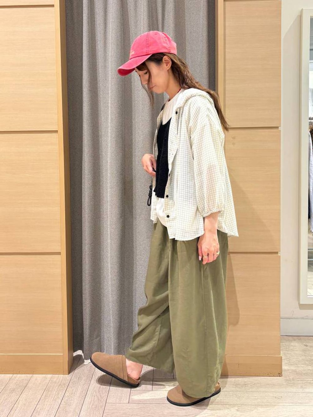 その他のシャツ/ブラウス、ブラック系のショルダーバッグ、グリーン系のその他パンツを着用したレディースの秋コーディネートの3枚目の写真