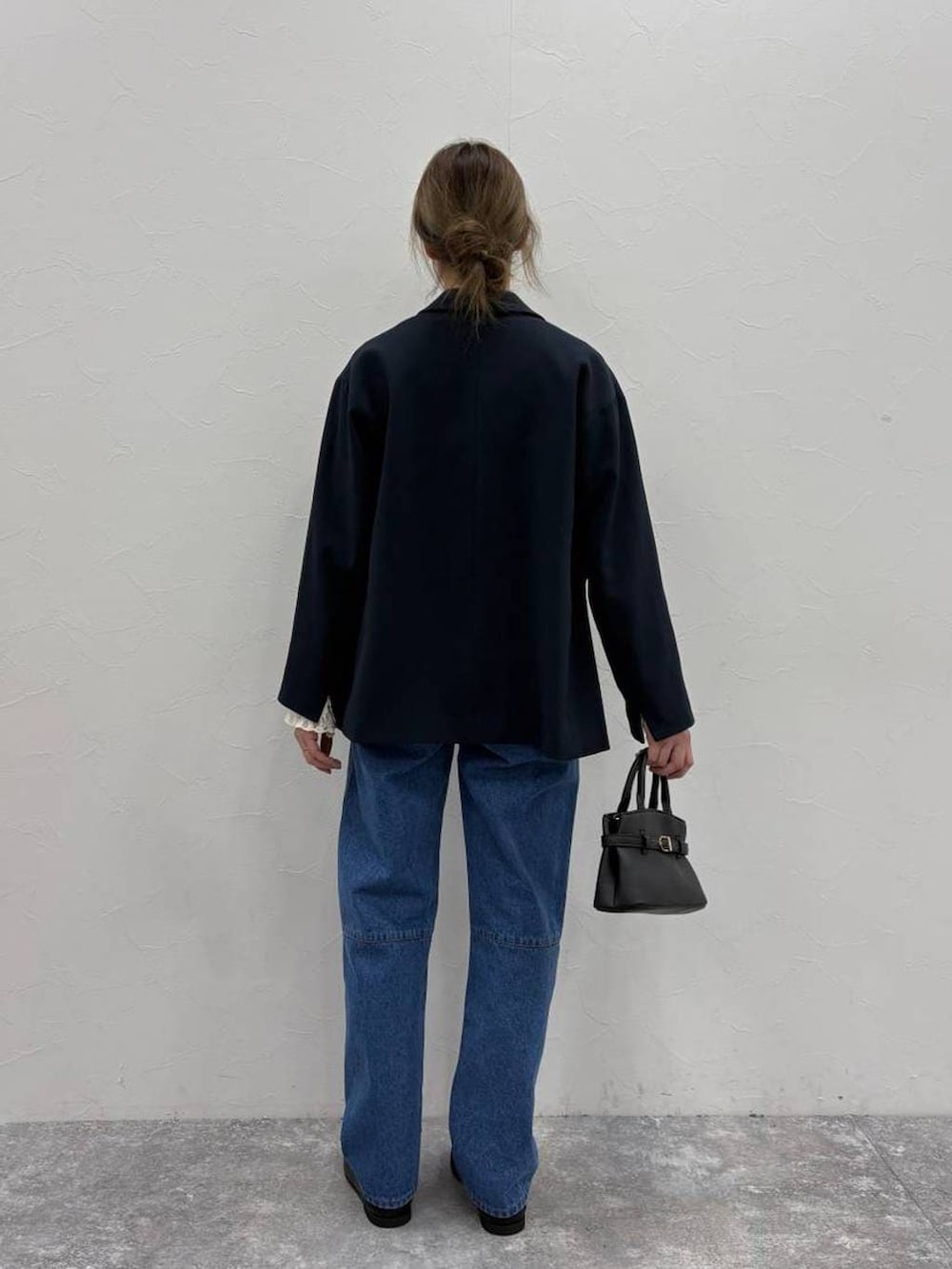 ブルー系のテーラードジャケット、ホワイト系のTシャツ/カットソー、ブラック系のショルダーバッグを着用したレディースの春コーディネートの3枚目の写真