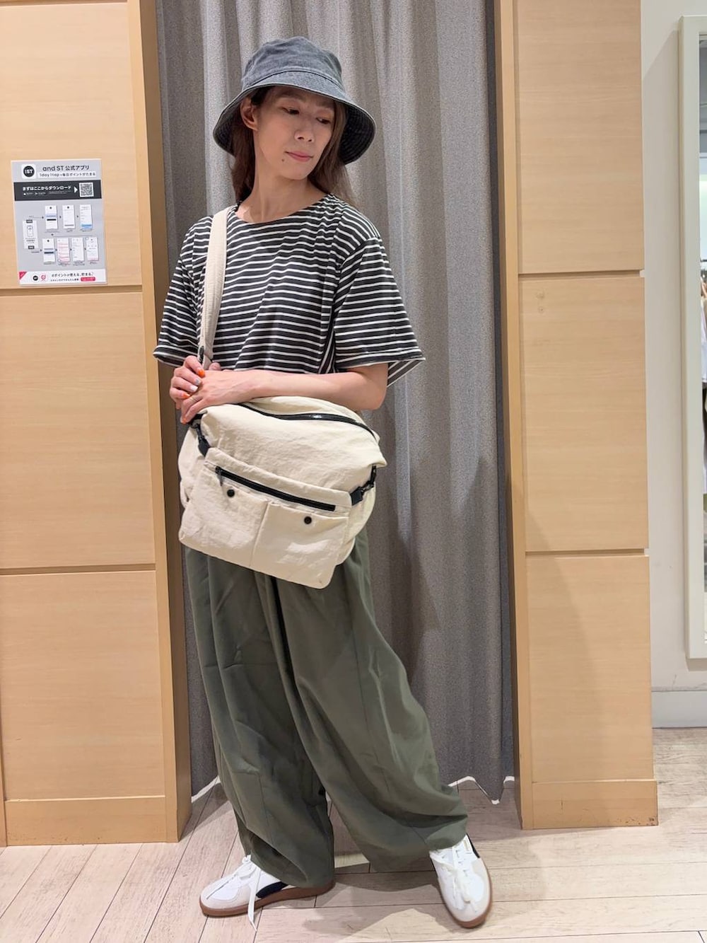 グリーン系のその他パンツ、ホワイト系のスニーカー、その他のTシャツ/カットソーを着用したレディースの秋コーディネートの2枚目の写真