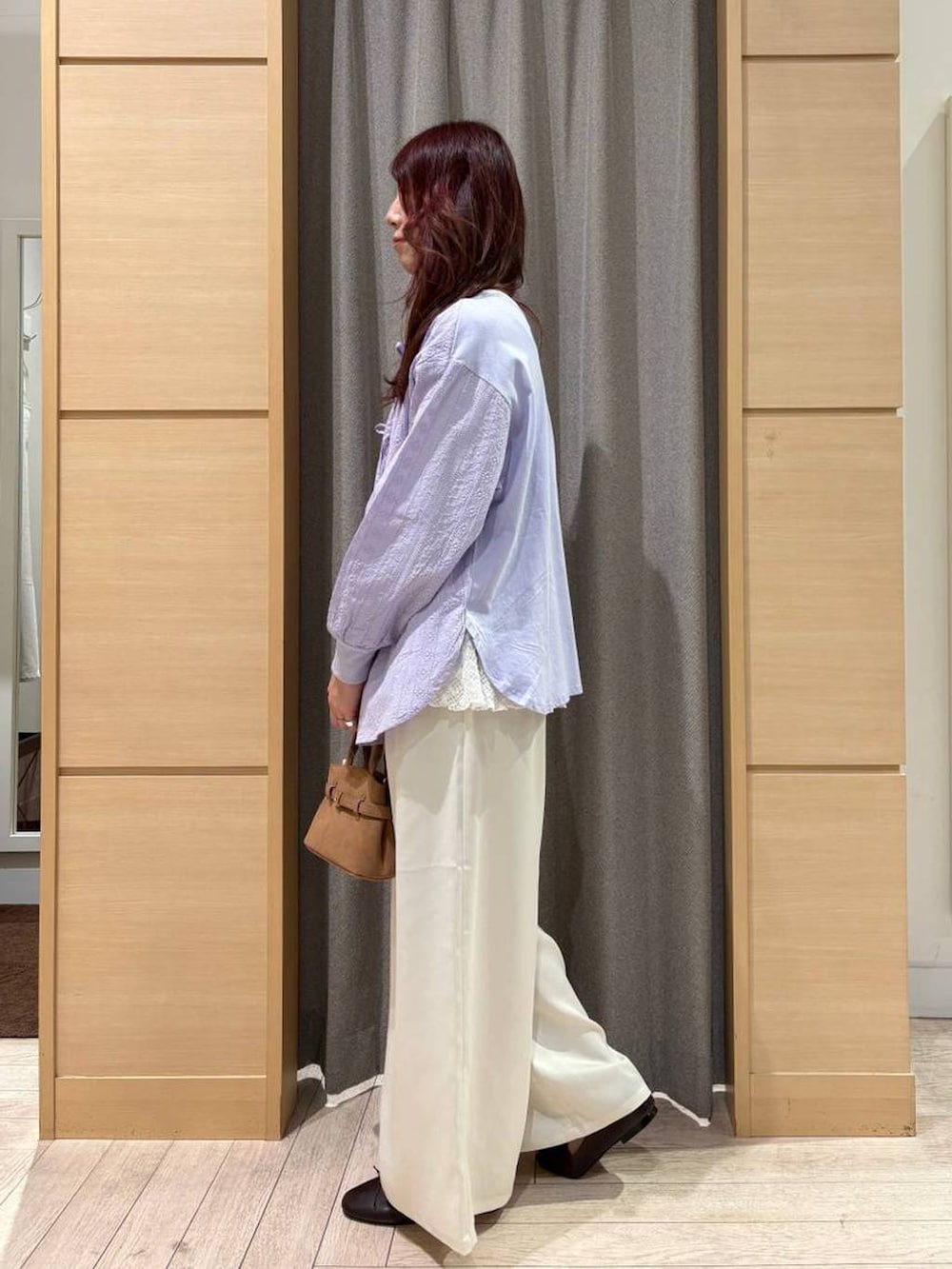 ブラウン系のその他シューズ、ブラウン系のショルダーバッグ、ホワイト系のTシャツ/カットソーを着用したレディースの春コーディネートの2枚目の写真