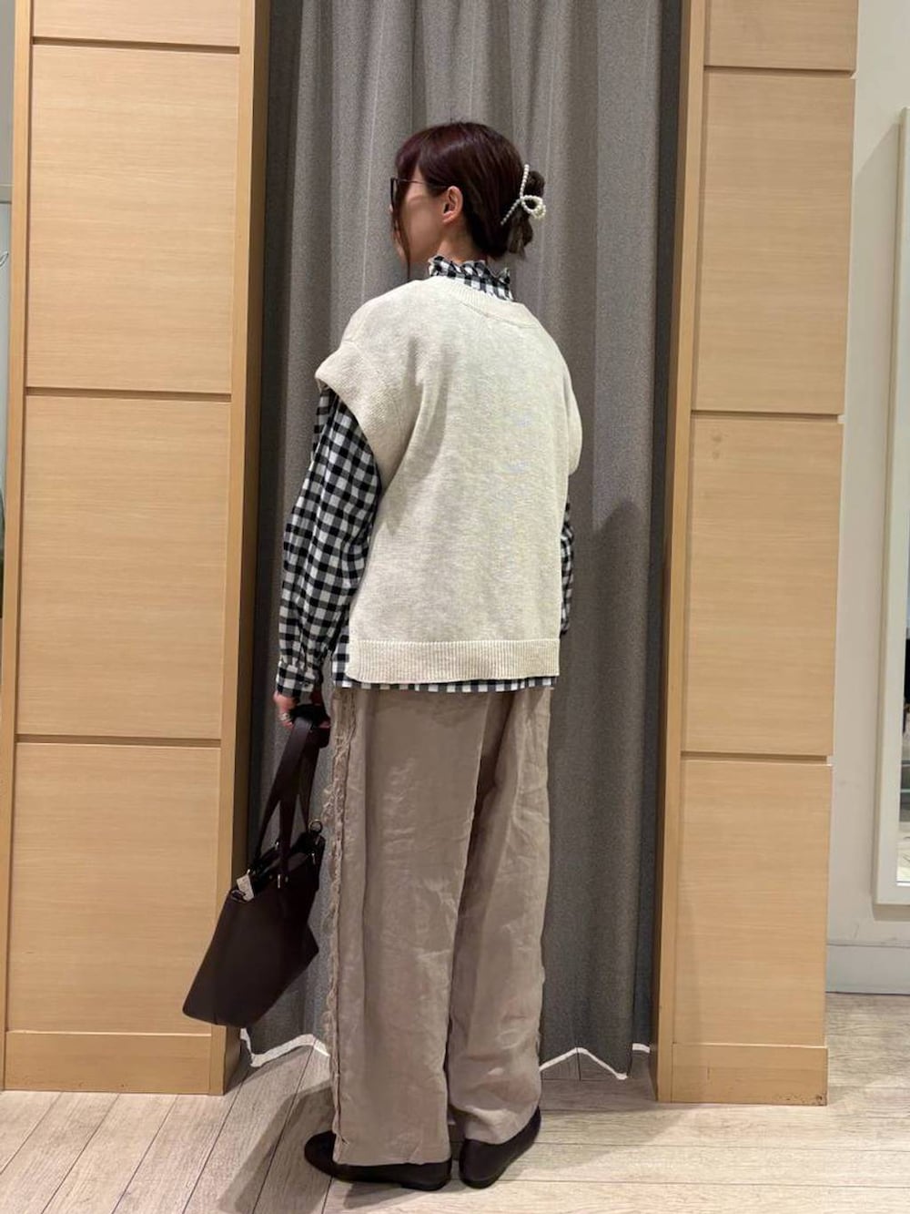 ブラウン系のその他シューズ、ベージュ系のその他パンツ、ブラウン系のトートバッグを着用したレディースの春コーディネートの4枚目の写真