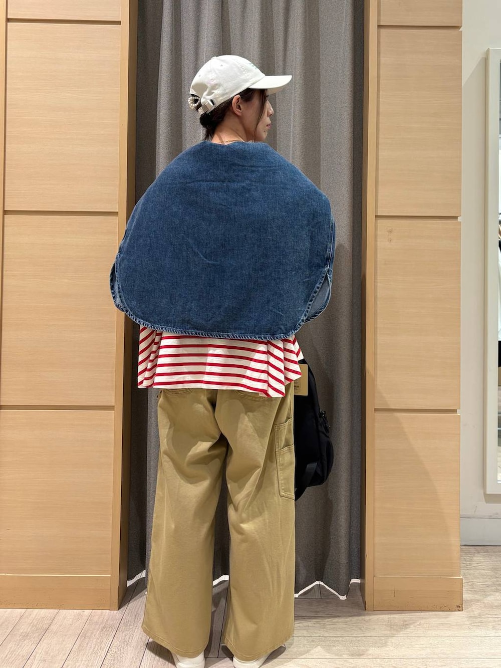 ブルー系のシャツ/ブラウス、ベージュ系のその他パンツ、ホワイト系のスニーカーを着用したレディースの春コーディネートの4枚目の写真