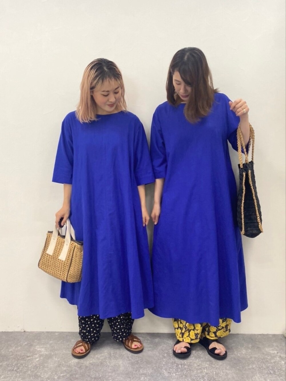 ブラック系のトートバッグ、ブルー系のワンピース、ブルー系のワンピースを着用したレディースの夏コーディネートの2枚目の写真