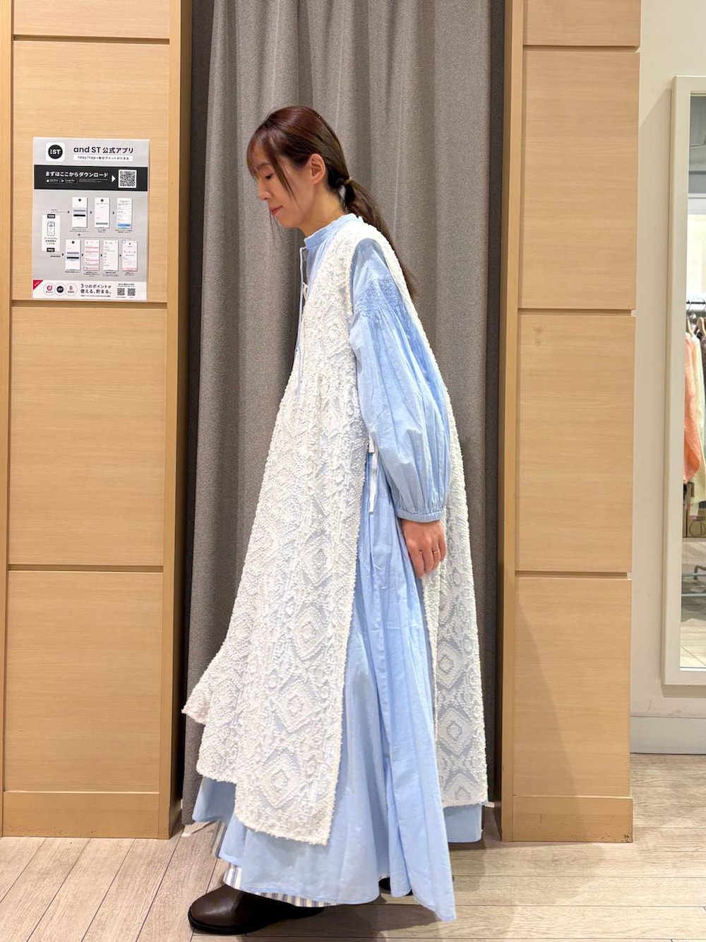 ホワイト系のTシャツ/カットソー、ブルー系のスカート、ブルー系のワンピースを着用したレディースの冬コーディネートの3枚目の写真