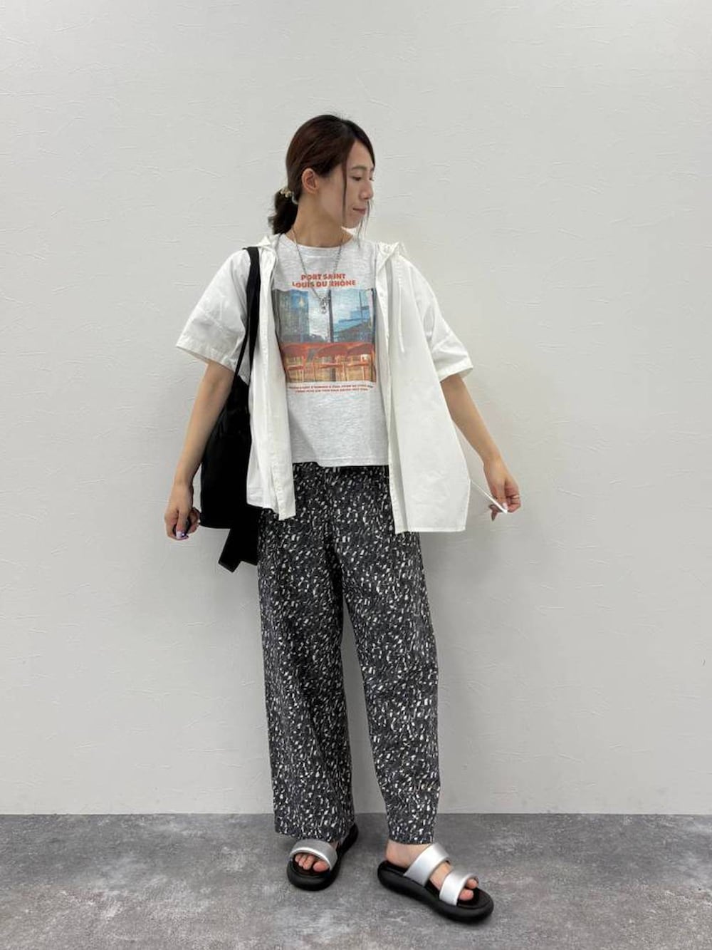 その他のその他パンツ、その他のサンダル、グレー系のTシャツ/カットソーを着用したレディースの春コーディネートの4枚目の写真