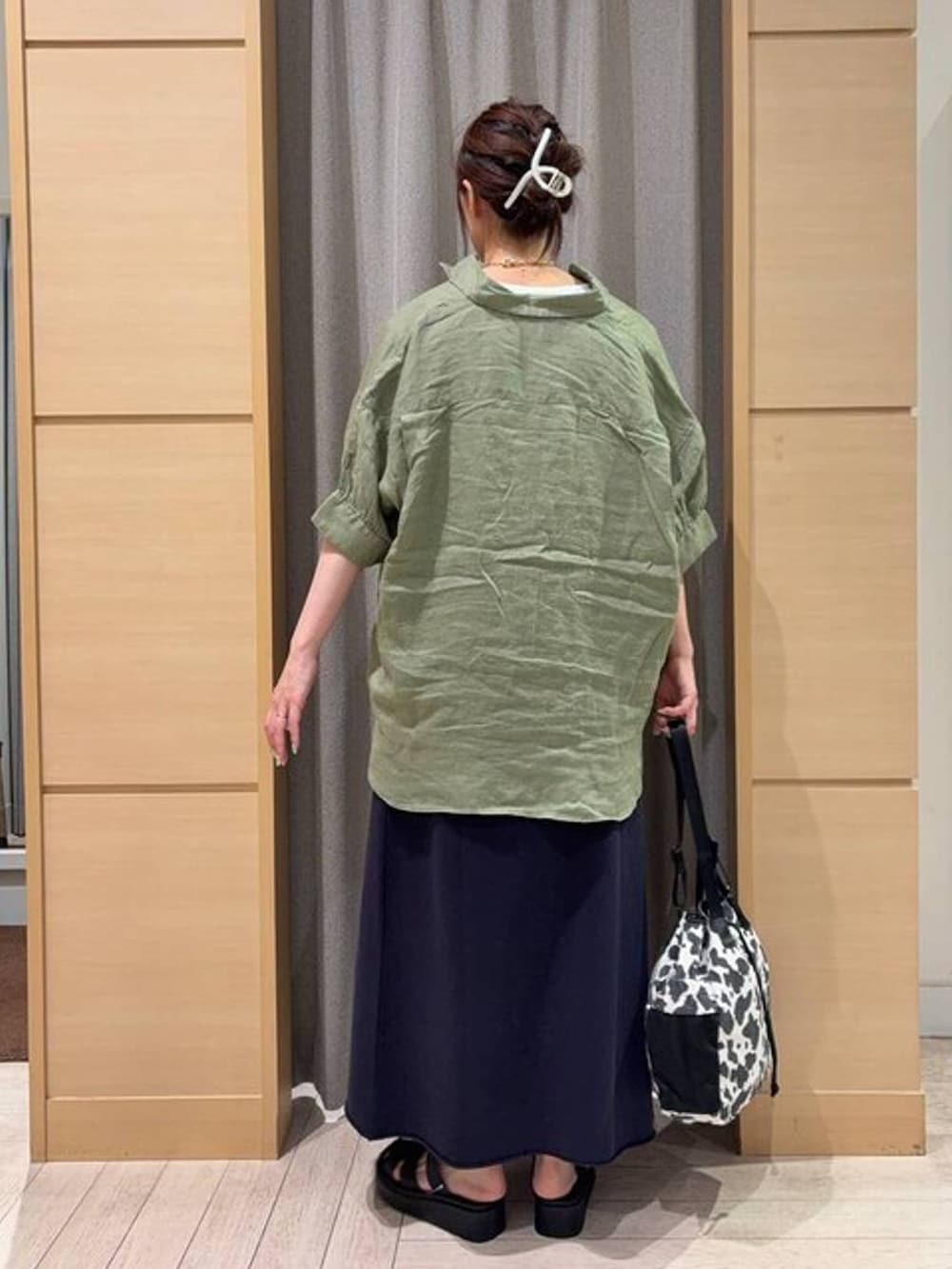 ブラック系のサンダル、ホワイト系のTシャツ/カットソー、グリーン系のシャツ/ブラウスを着用したレディースの夏コーディネートの4枚目の写真