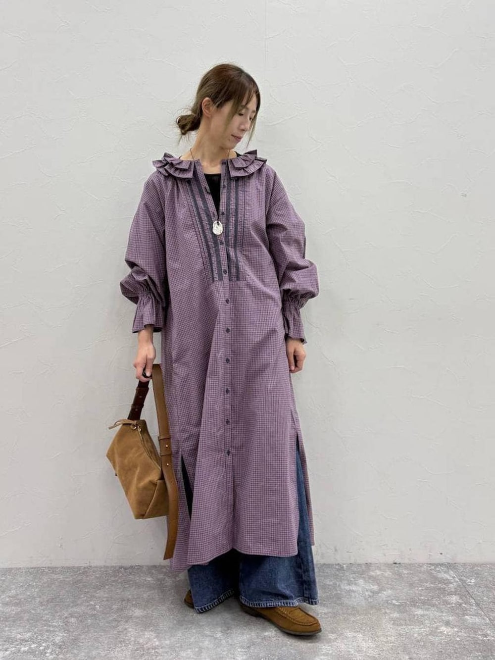 ブラック系のTシャツ/カットソー、ブルー系のデニムパンツ、イエロー系のローファーを着用したレディースの春コーディネートの3枚目の写真