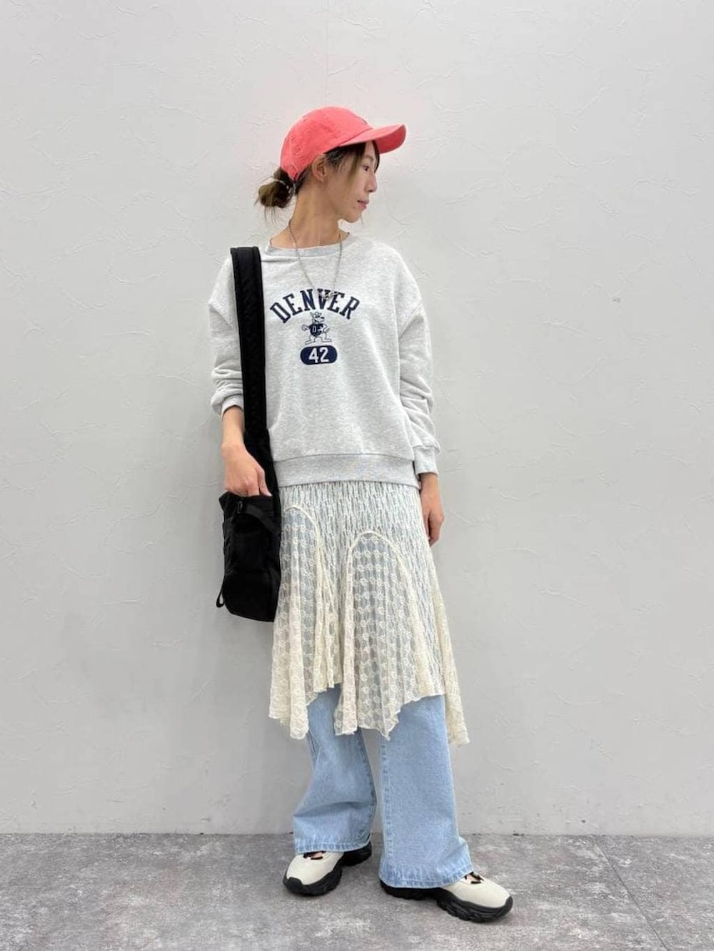 ホワイト系のスニーカー、グレー系のスウェット、ベージュ系のワンピースを着用したレディースの春コーディネートの5枚目の写真