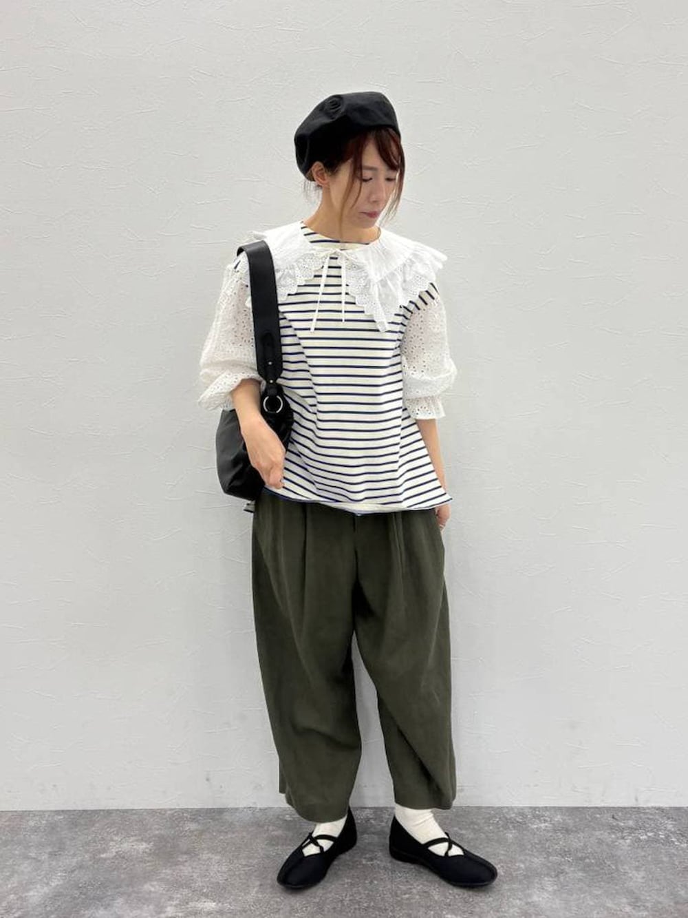 ブラック系のトートバッグ、ブラック系のバレエシューズ、グリーン系のその他パンツを着用したレディースの春コーディネートの5枚目の写真