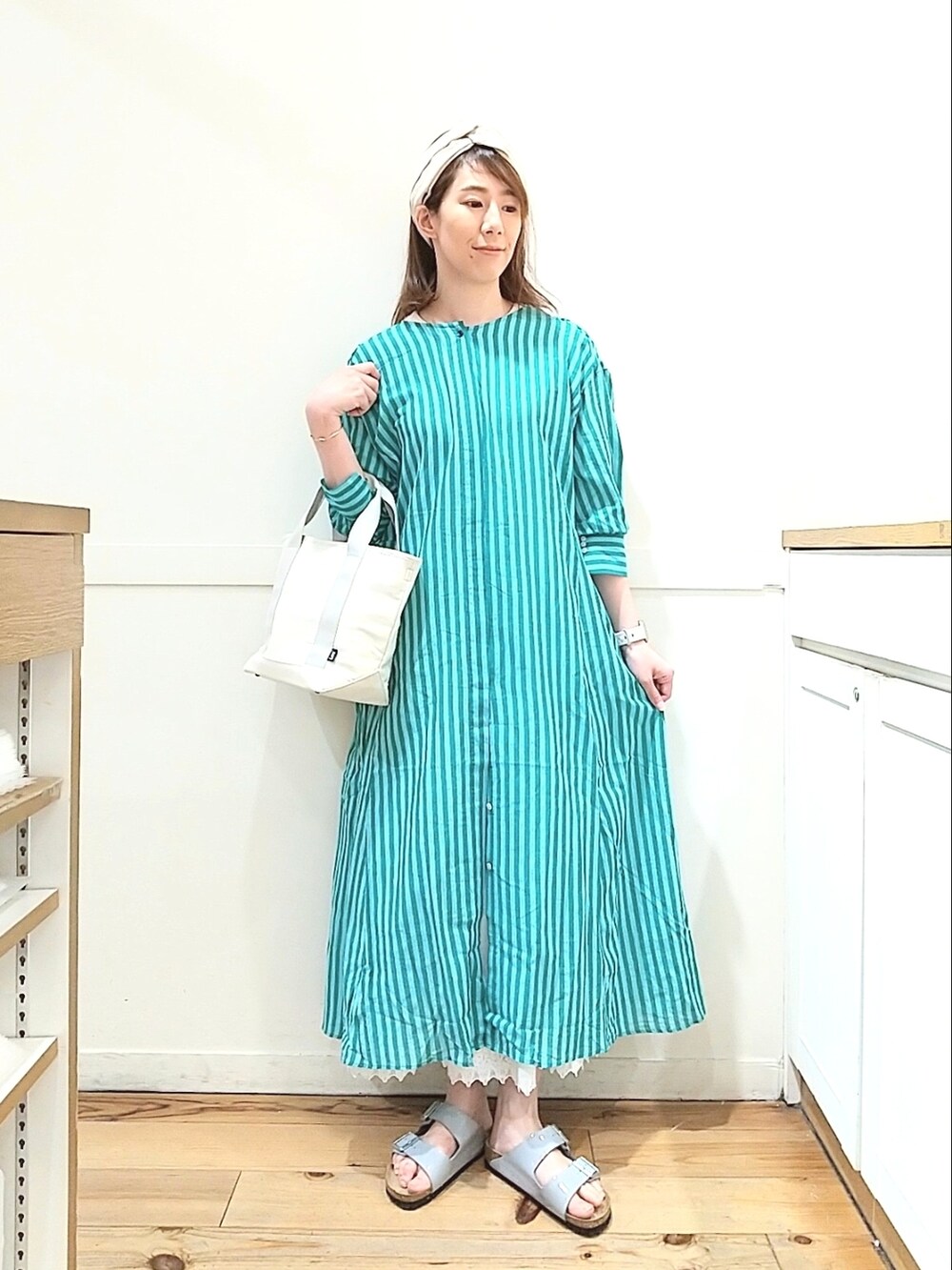 ベージュ系のトートバッグ、その他のワンピース、ホワイト系のスカートを着用したレディースの春コーディネートの3枚目の写真