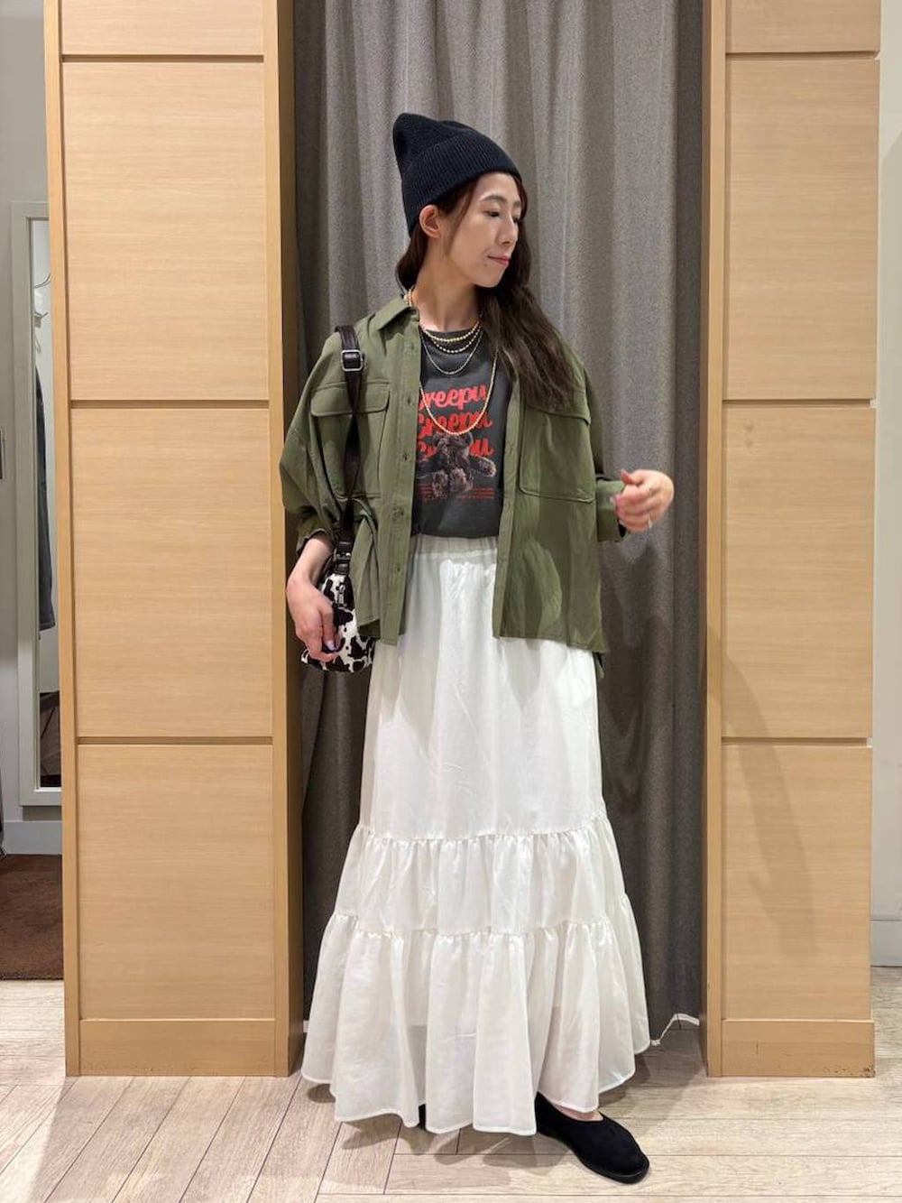 ブラック系のパンプス、ブラウン系のトートバッグ、グレー系のTシャツ/カットソーを着用したレディースの春コーディネートの7枚目の写真