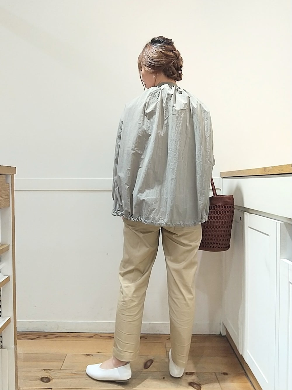 グリーン系のブルゾン、ブルー系のシャツ/ブラウス、ベージュ系のチノパンツを着用したレディースの春コーディネートの3枚目の写真