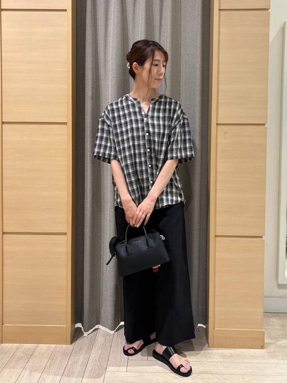 ブラック系のサンダル、ブラック系のその他パンツ、ブラック系のショルダーバッグを着用したレディースの夏コーディネートの3枚目の写真