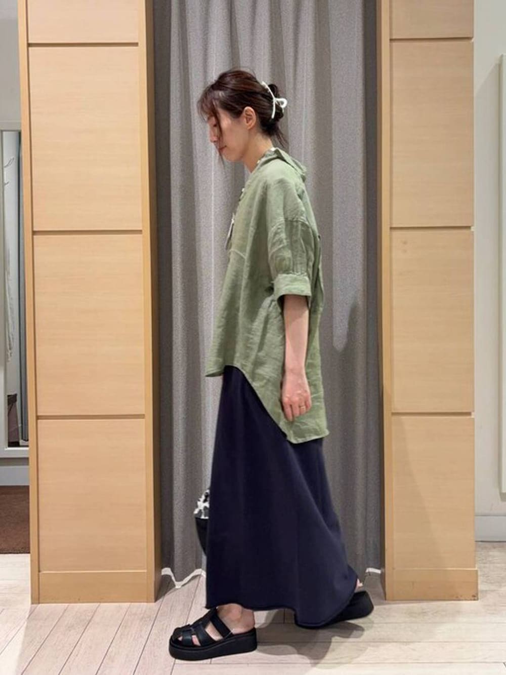 ブラック系のサンダル、ホワイト系のTシャツ/カットソー、グリーン系のシャツ/ブラウスを着用したレディースの夏コーディネートの2枚目の写真