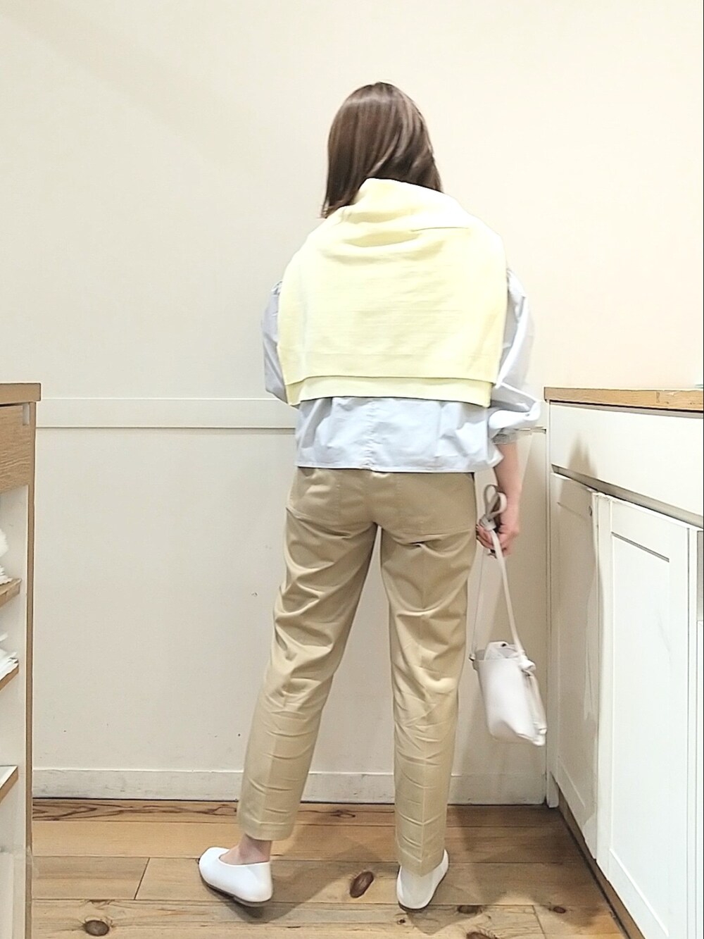 グレー系のシャツ/ブラウス、ベージュ系のチノパンツ、ベージュ系のショルダーバッグを着用したレディースの春コーディネートの2枚目の写真