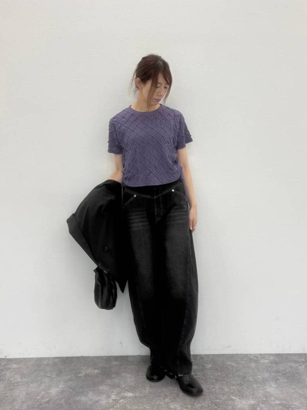 ブラック系のトートバッグ、ブラック系のその他シューズ、ブラック系のデニムパンツを着用したレディースの春コーディネートの6枚目の写真