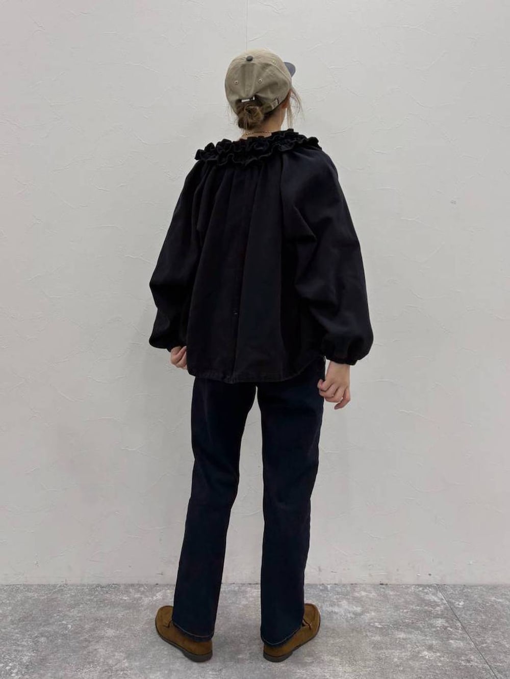 ブラウン系のベスト、ブラック系のブルゾン、ベージュ系のTシャツ/カットソーを着用したレディースの春コーディネートの6枚目の写真