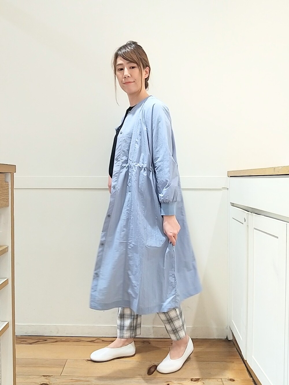 ブルー系のその他アウター、その他のその他パンツ、ホワイト系のパンプスを着用したレディースの春コーディネートの2枚目の写真