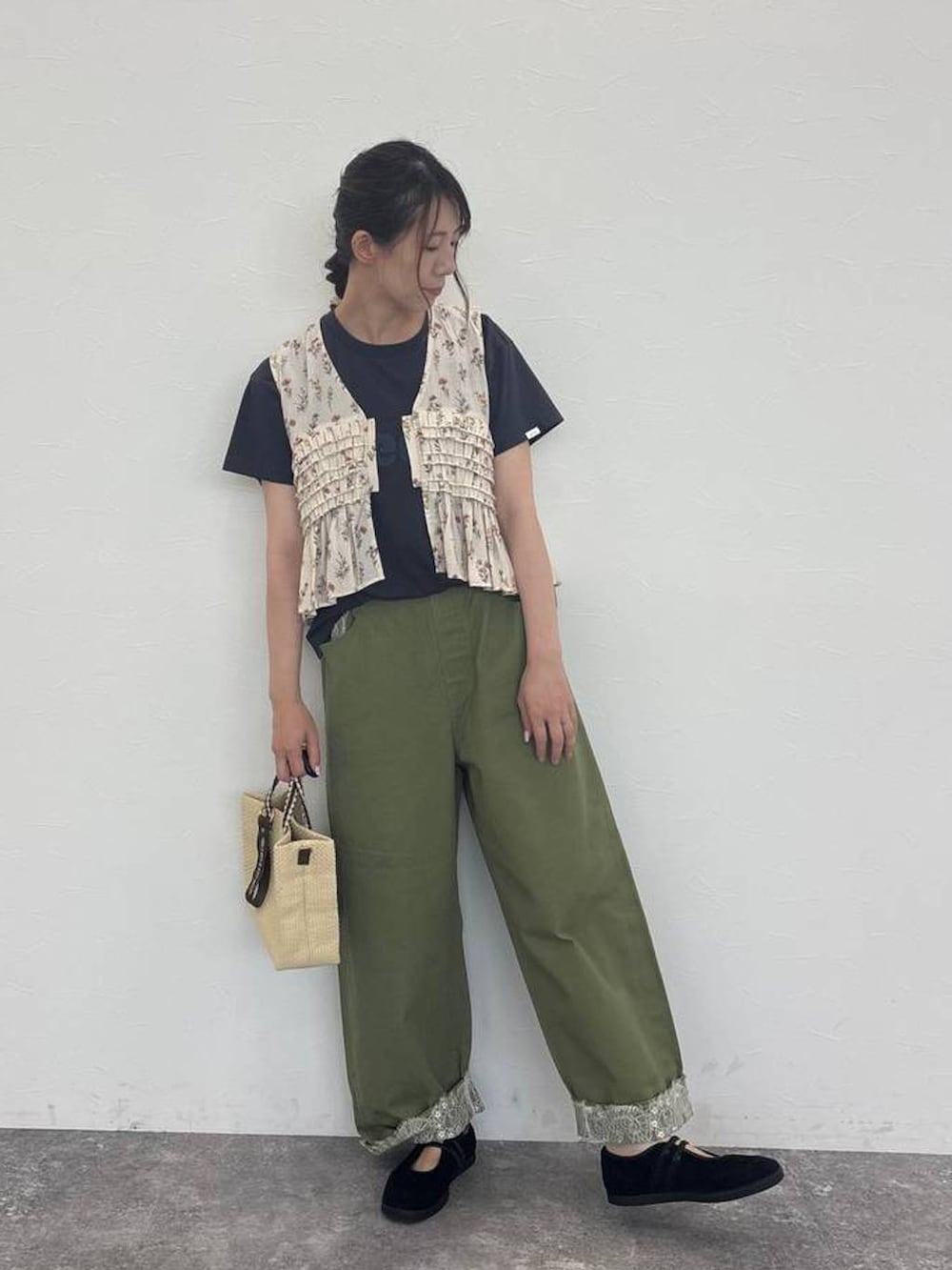 グリーン系のデニムパンツ、グレー系のTシャツ/カットソー、ベージュ系のシャツ/ブラウスを着用したレディースの秋コーディネートの3枚目の写真