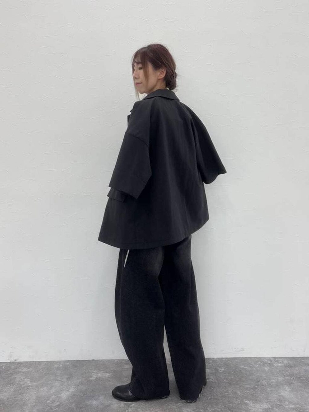 ブラック系のトートバッグ、ブラック系のその他シューズ、ブラック系のデニムパンツを着用したレディースの春コーディネートの3枚目の写真