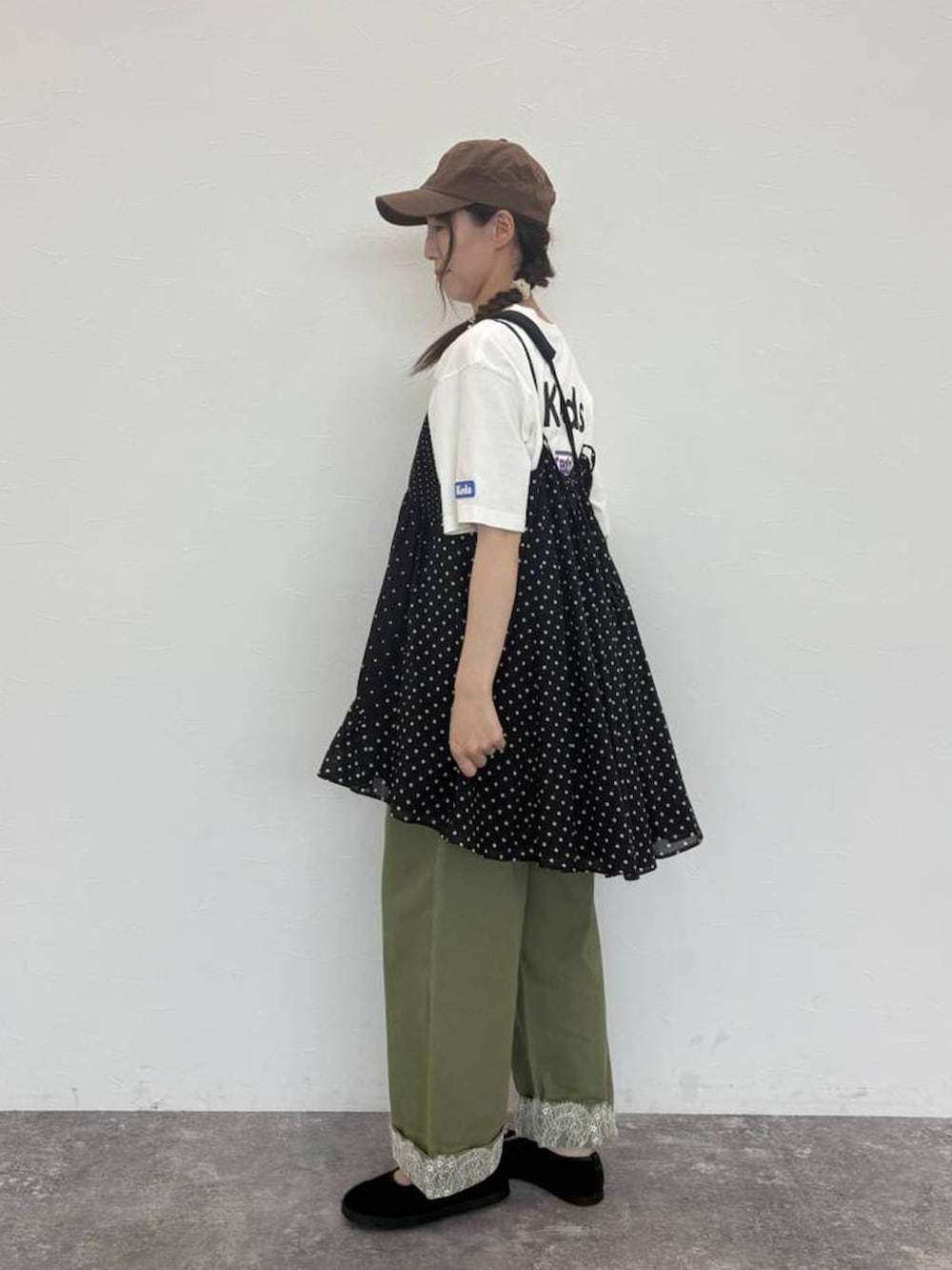 グリーン系のデニムパンツ、ホワイト系のTシャツ/カットソー、ブラック系のショルダーバッグを着用したレディースの秋コーディネートの4枚目の写真