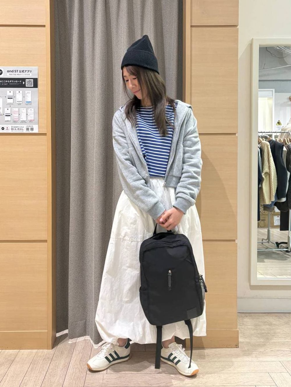 ホワイト系のスニーカー、ブラック系のバックパック/リュック、その他のTシャツ/カットソーを着用したレディースの冬コーディネートの2枚目の写真