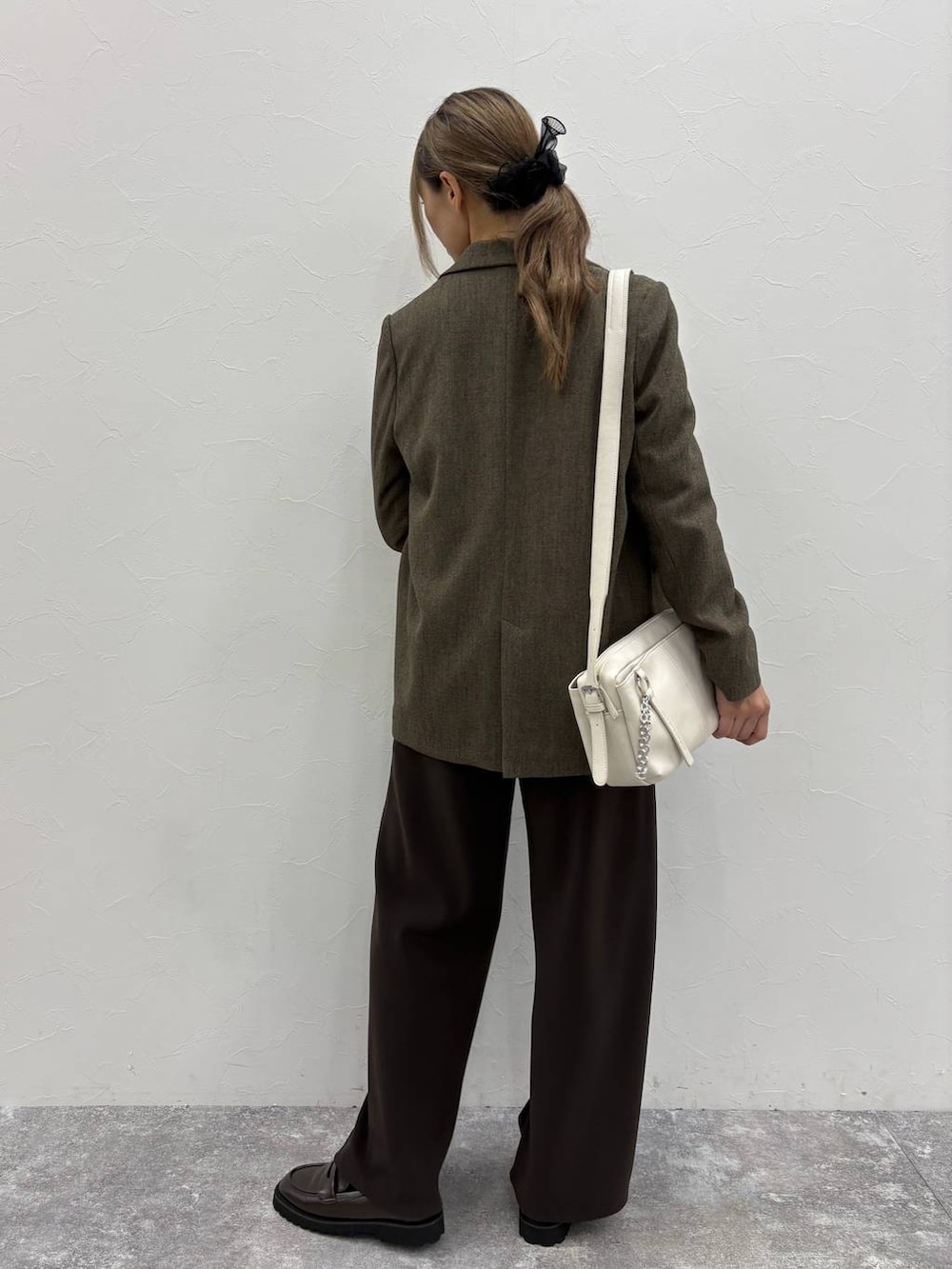 ブラウン系のテーラードジャケット、ホワイト系のシャツ/ブラウス、ブラウン系のローファーを着用したレディースの秋コーディネートの9枚目の写真
