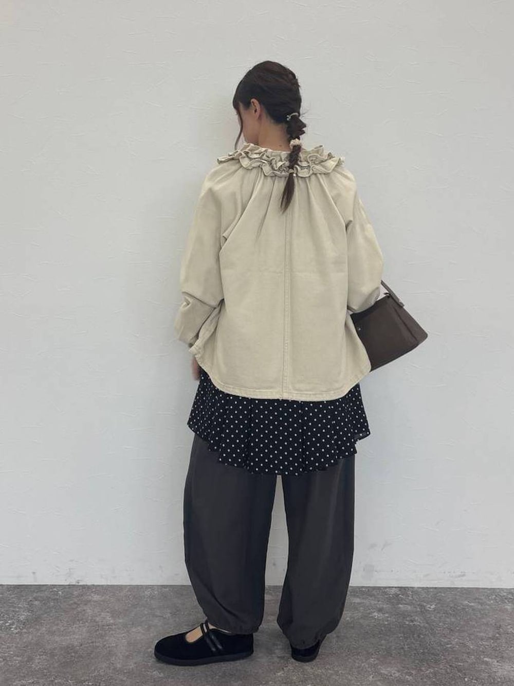 ホワイト系のTシャツ/カットソー、ホワイト系のブルゾン、ブラウン系のショルダーバッグを着用したレディースの秋コーディネートの2枚目の写真