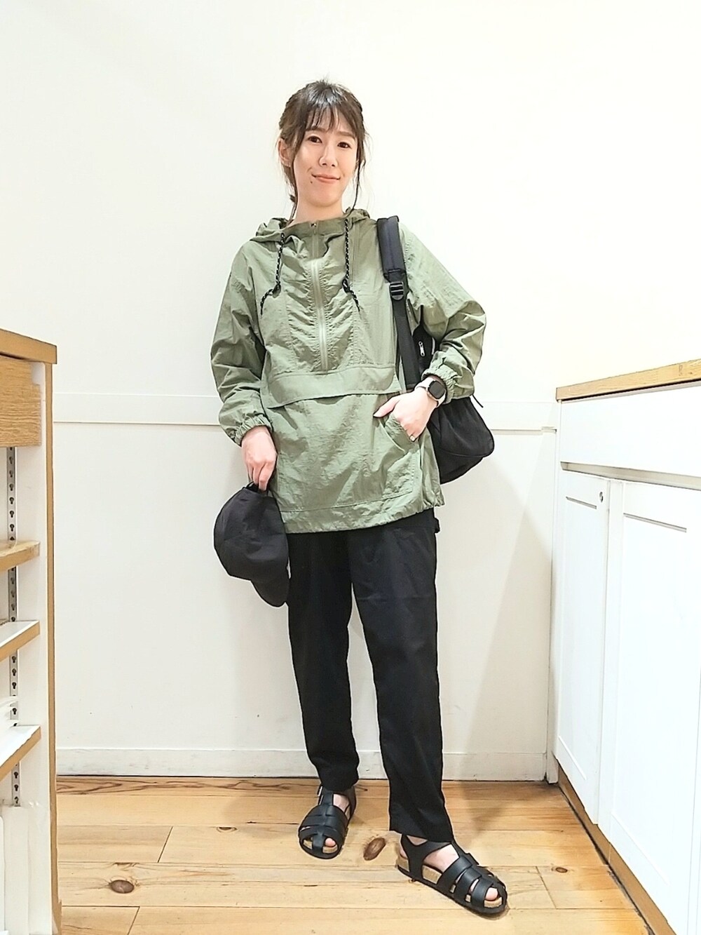 グリーン系のその他アウター、ブラック系のその他パンツ、ブラック系のサンダルを着用したレディースの春コーディネートの3枚目の写真