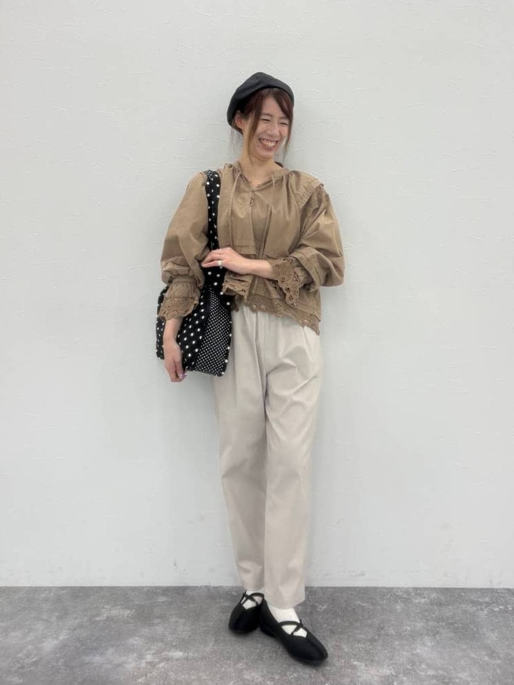 ブラック系のバレエシューズ、その他のトートバッグ、ベージュ系のシャツ/ブラウスを着用したレディースの春コーディネートの3枚目の写真