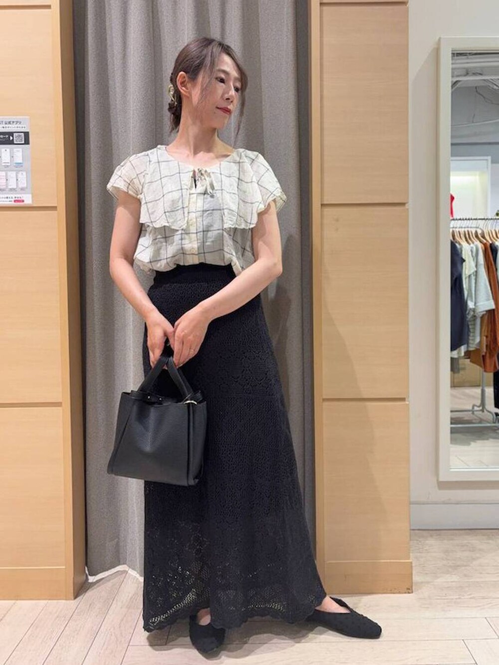 その他のシャツ/ブラウス、ブラック系のスカート、ブラック系のショルダーバッグを着用したレディースの秋コーディネートの2枚目の写真