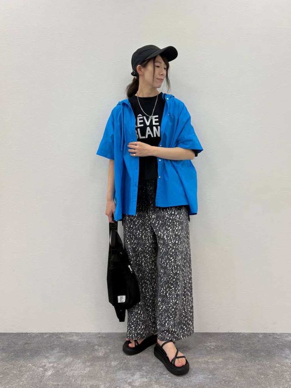ブラック系のサンダル、その他のその他パンツ、ブラック系のTシャツ/カットソーを着用したレディースの春コーディネートの2枚目の写真