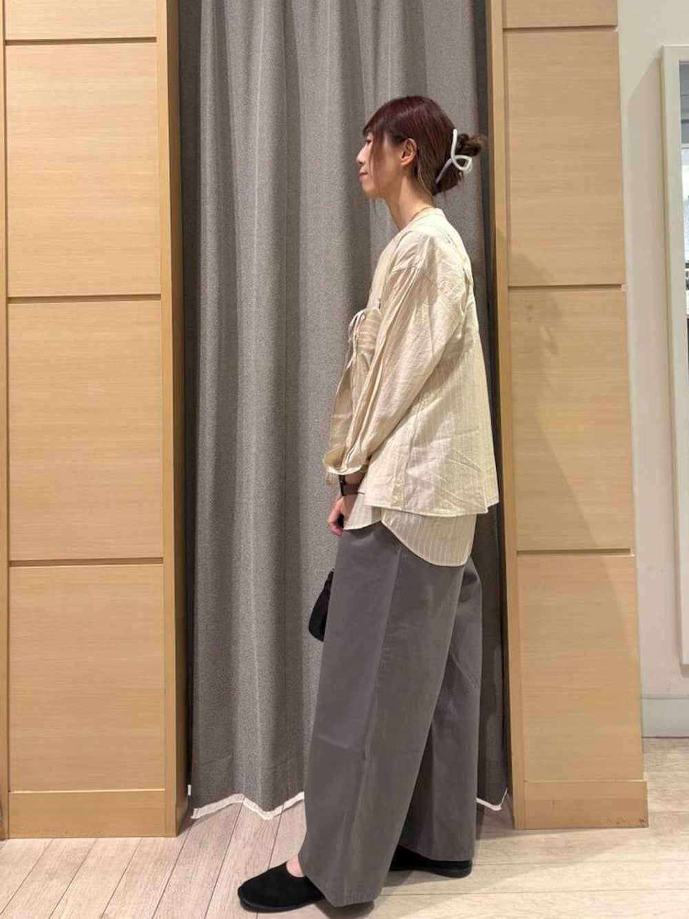 ブラック系のショルダーバッグ、グレー系のその他パンツ、ブラック系のパンプスを着用したレディースの春コーディネートの2枚目の写真