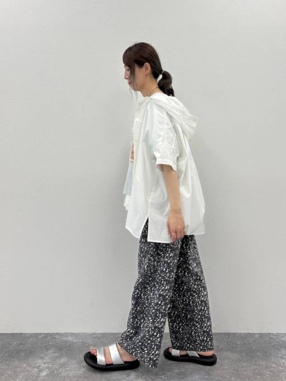その他のその他パンツ、その他のサンダル、グレー系のTシャツ/カットソーを着用したレディースの春コーディネートの5枚目の写真