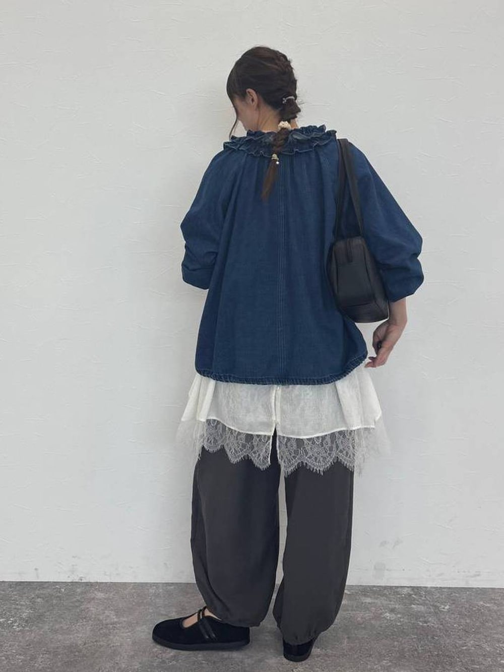 ブラック系のショルダーバッグ、ピンク系のTシャツ/カットソー、ブルー系のブルゾンを着用したレディースの秋コーディネートの2枚目の写真